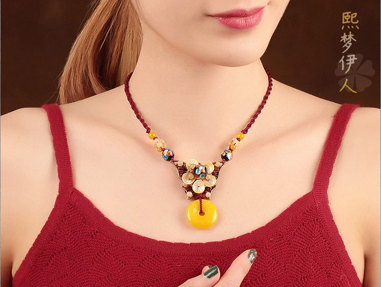 紅繩平安扣吊墜鎖骨鏈，古風(fēng)貝殼花朵項鏈?zhǔn)罪? src="/wenxue/d/file/bigpic/190404/04/13-1P316100233-50.jpg" / data-fcY8="S33t42"><br / data-huuq="40TJ3w">
	<img alt=