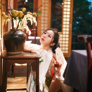 淡雅韻味帶傘女生頭像，唯美古風真人頭像