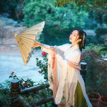 淡雅韻味帶傘女生頭像，唯美古風真人頭像