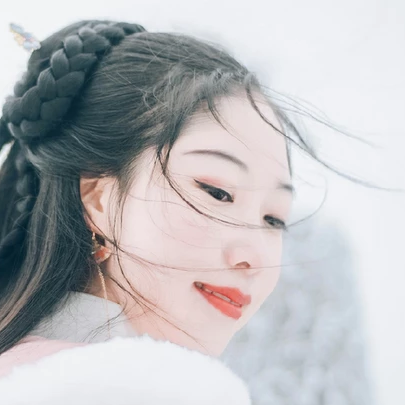 白雪紛飛女生頭像，唯美古風(fēng)真人頭像