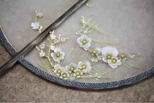 一把中國(guó)團(tuán)扇：輕羅小扇撲流螢