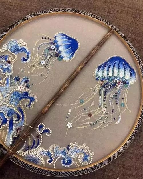 一把中國(guó)團(tuán)扇：輕羅小扇撲流螢