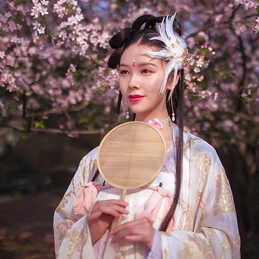 粉色桃花拂面帶團(tuán)扇女生頭像，唯美古風(fēng)真人頭