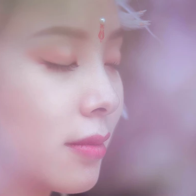 粉色桃花拂面帶團(tuán)扇女生頭像，唯美古風(fēng)真人頭