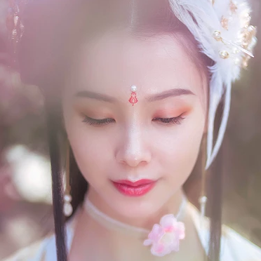 粉色桃花拂面帶團(tuán)扇女生頭像，唯美古風(fēng)真人頭