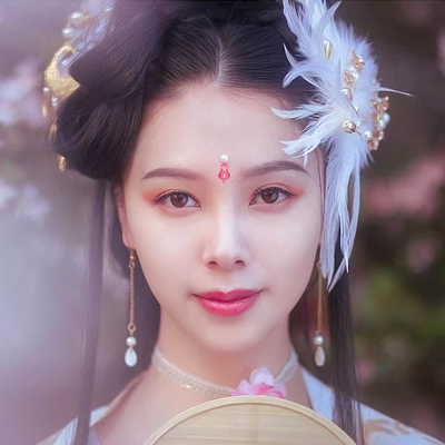 粉色桃花拂面帶團(tuán)扇女生頭像，唯美古風(fēng)真人頭