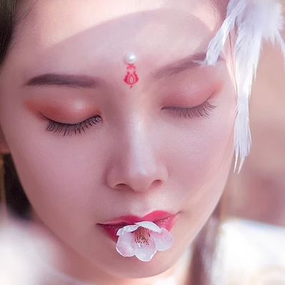 粉色桃花拂面帶團(tuán)扇女生頭像，唯美古風(fēng)真人頭