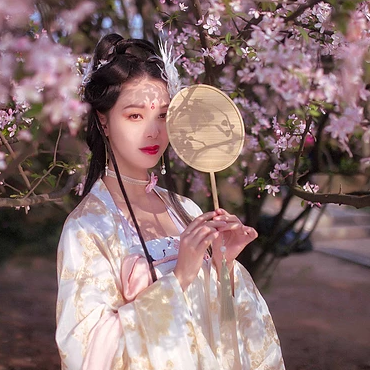 粉色桃花拂面帶團(tuán)扇女生頭像，唯美古風(fēng)真人頭