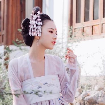 淡雅紅妝帶團扇女生頭像，唯美古風(fēng)真人頭像