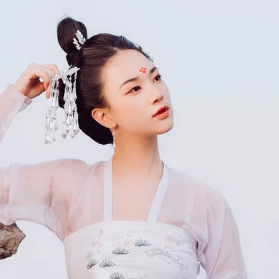 淡雅紅妝帶團扇女生頭像，唯美古風(fēng)真人頭像