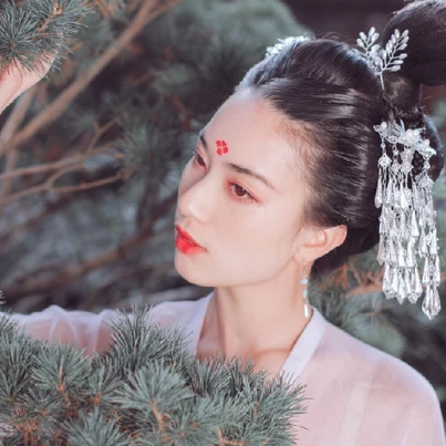 淡雅紅妝帶團扇女生頭像，唯美古風(fēng)真人頭像