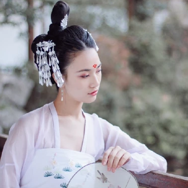 淡雅紅妝帶團扇女生頭像，唯美古風(fēng)真人頭像