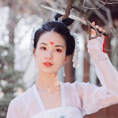 淡雅紅妝帶團扇女生頭像，唯美古風(fēng)真人頭像