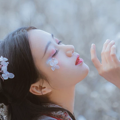 花落傷感喝酒女生頭像，唯美古風(fēng)真人頭像