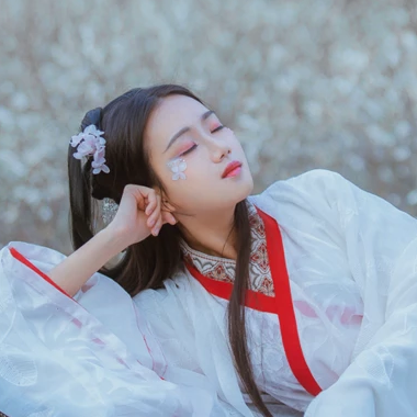 花落傷感喝酒女生頭像，唯美古風(fēng)真人頭像