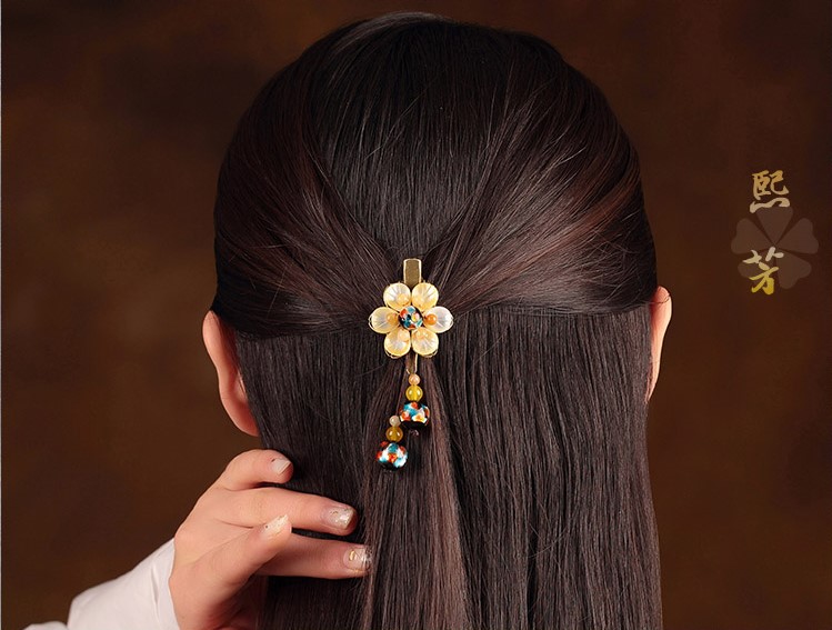 陽(yáng)光花朵發(fā)夾，清新淡黃花頭飾