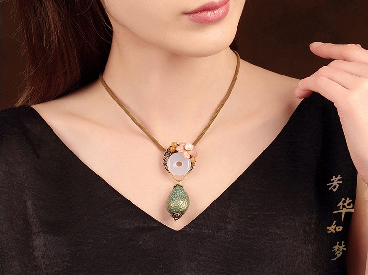 芳華如夢(mèng)項(xiàng)鏈，別致典雅項(xiàng)鏈?zhǔn)罪? src="/wenxue/d/file/bigpic/190404/04/13-1P321131937.jpg" / data-wmpF="d0N7XK"><br / data-KrSQ="bPO2YW">
	<img alt=