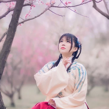 漫天桃花帶折扇女生頭像，唯美古風(fēng)真人頭像