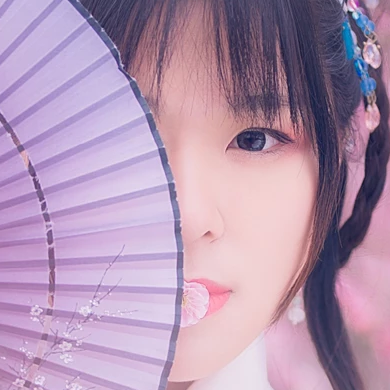 漫天桃花帶折扇女生頭像，唯美古風(fēng)真人頭像