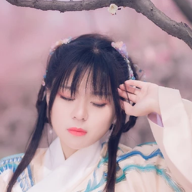 漫天桃花帶折扇女生頭像，唯美古風(fēng)真人頭像
