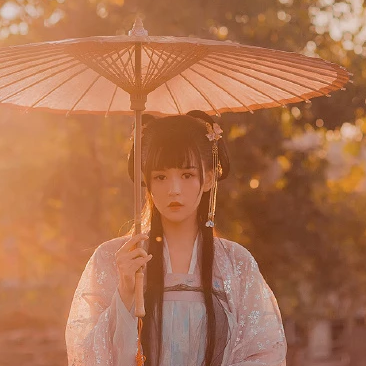 古典優(yōu)雅帶團(tuán)扇女生頭像，唯美古風(fēng)真人頭像