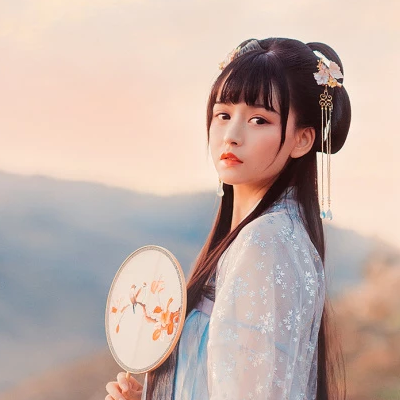 古典優(yōu)雅帶團(tuán)扇女生頭像，唯美古風(fēng)真人頭像
