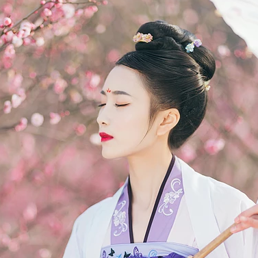 桃林探春帶傘女生頭像，唯美古風(fēng)真人頭像