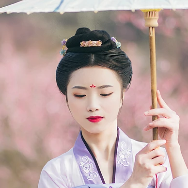 桃林探春帶傘女生頭像，唯美古風(fēng)真人頭像