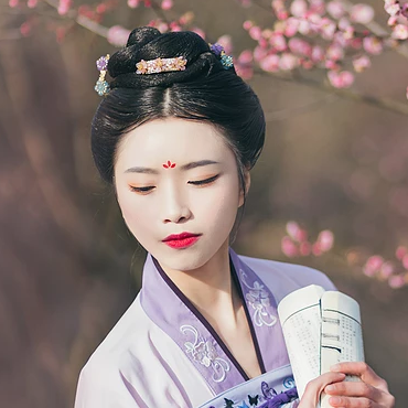 桃林探春帶傘女生頭像，唯美古風(fēng)真人頭像