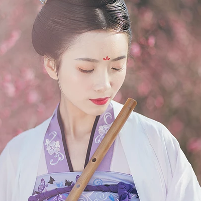 桃林探春帶傘女生頭像，唯美古風(fēng)真人頭像