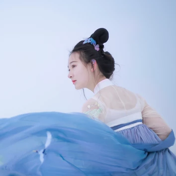 翩然蝴蝶帶傘女生頭像，唯美古風(fēng)真人頭像