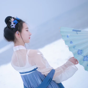 翩然蝴蝶帶傘女生頭像，唯美古風(fēng)真人頭像