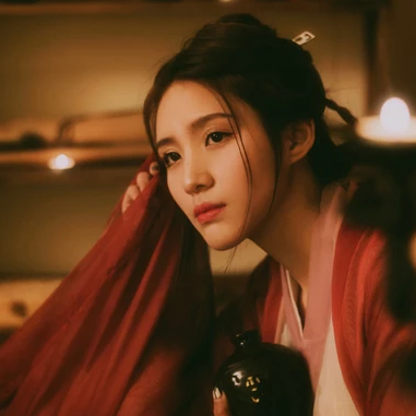 紅衣傷感喝酒女生頭像，唯美古風(fēng)真人頭像