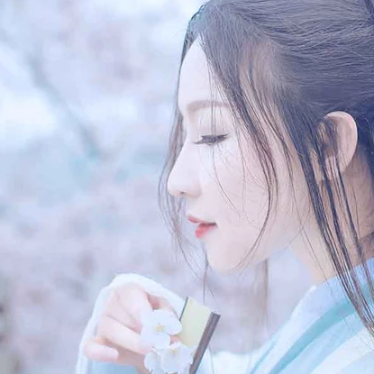 淡雅櫻花帶折扇女生頭像，唯美古風(fēng)真人頭像