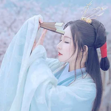 淡雅櫻花帶折扇女生頭像，唯美古風(fēng)真人頭像