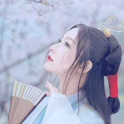 淡雅櫻花帶折扇女生頭像，唯美古風(fēng)真人頭像