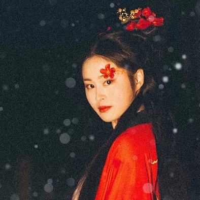紅梅拂面女生頭像，唯美古風真人頭像