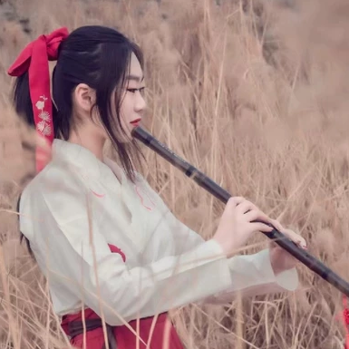 蘆葦叢文藝吹笛女生頭像，唯美古風(fēng)真人頭像