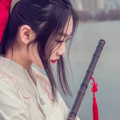 蘆葦叢文藝吹笛女生頭像，唯美古風(fēng)真人頭像