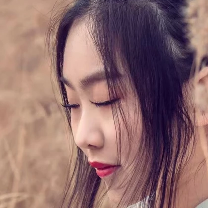 蘆葦叢文藝吹笛女生頭像，唯美古風(fēng)真人頭像