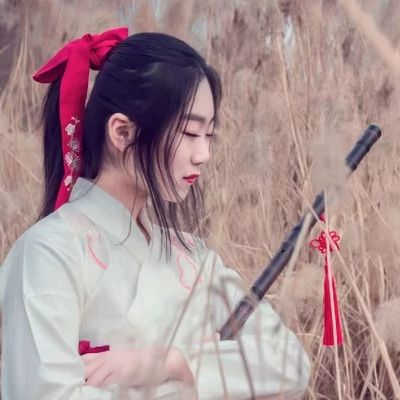 蘆葦叢文藝吹笛女生頭像，唯美古風(fēng)真人頭像