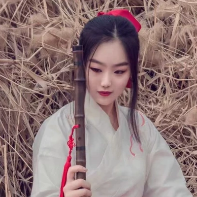 蘆葦叢文藝吹笛女生頭像，唯美古風(fēng)真人頭像