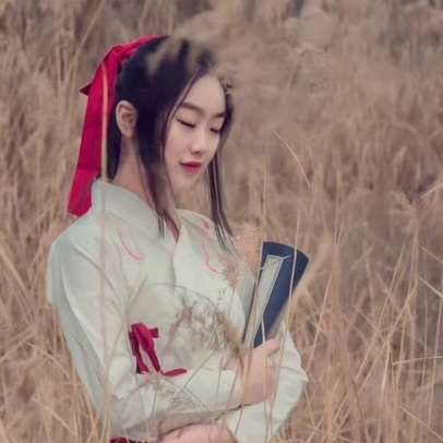 蘆葦叢文藝吹笛女生頭像，唯美古風(fēng)真人頭像