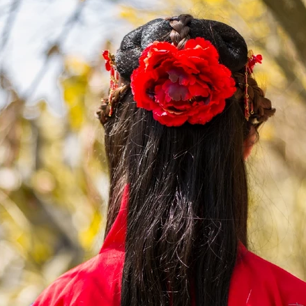 嬌艷花朵紅衣女生頭像，唯美古風(fēng)真人頭像