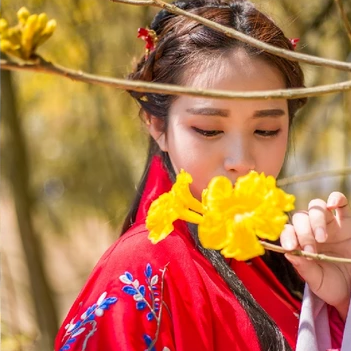 嬌艷花朵紅衣女生頭像，唯美古風(fēng)真人頭像
