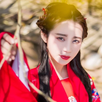 嬌艷花朵紅衣女生頭像，唯美古風(fēng)真人頭像