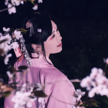 夜晚粉櫻帶燈女生頭像，唯美古風(fēng)真人頭像