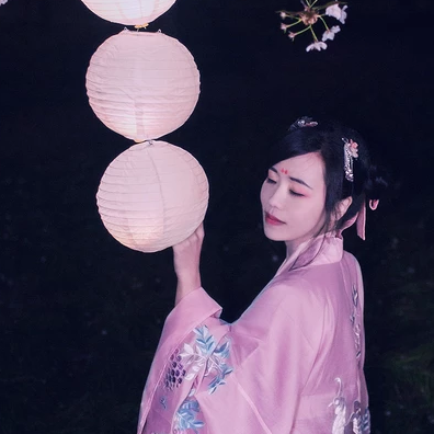 夜晚粉櫻帶燈女生頭像，唯美古風(fēng)真人頭像