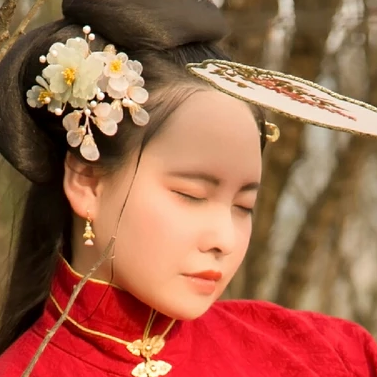 紅衣持團(tuán)扇女生頭像，唯美古風(fēng)真人頭像