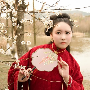 紅衣持團(tuán)扇女生頭像，唯美古風(fēng)真人頭像